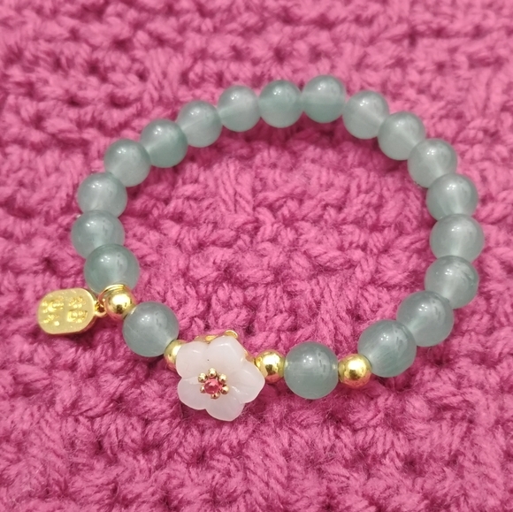 Jade Green Aventurine Bead Stretch Bracelet with Flower Accent NEW - Picture 2 of 5